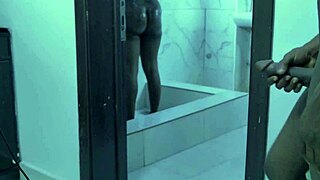 मेरा सौतेला चाचा नहाते समय मुझे झांकता है जबकि अपना बड़ा लंड छू रहा है