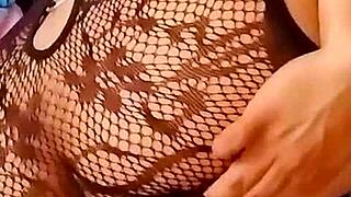 esto me hace sentir muy bien en el baño masturbandome con anal