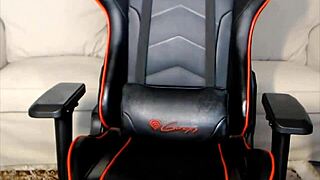 Amateur Cam Girl Uses Vibrator on Wet Feet Extensively