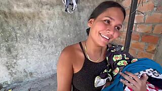 पड़ोसन को कपड़े धोने भेजा, लेकिन क्विक ब्लोजॉब के लिए ललचाया