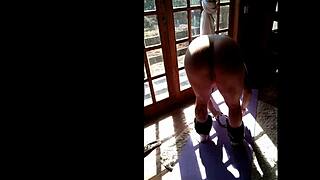 Novinha Safada Treina Pelada na Janela Mostrando Tudo pro Vizinho