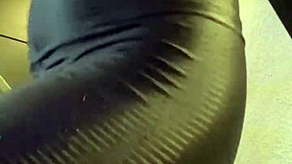 fitness babe rosa vermelha shows off in public?