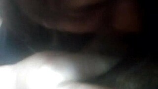 मैं अभी रिकी को चूसने में पूरी तरह मस्त हूँ