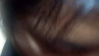 मैं अभी रिकी को चूसने में पूरी तरह मस्त हूँ