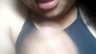 मैं अभी रिकी को चूसने में पूरी तरह मस्त हूँ