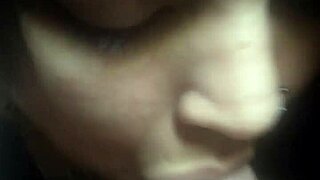 मैं अभी रिकी को चूसने में पूरी तरह मस्त हूँ