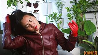 I love this leather fetish asmr with gloves, it's so intense but relaxing