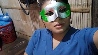 स्टनिंग नर्स हॉस्पिटल बाथरूम में घर का पॉर्न शुरू करती है