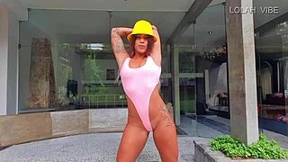 aula de alongamento com latina teacher no gym