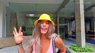 aula de alongamento com latina teacher no gym