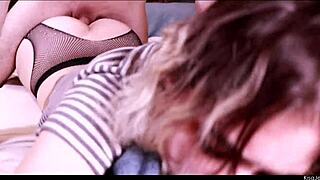 वह उसकी लीश पकड़ता है जबकि उसकी बड़ी गैंड को हार्ड पाउंड करता है