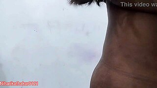 अकेली लड़की अपनी चूत पर डिल्डो को जोर से इस्तेमाल करती है