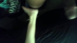 गर्लफ्रेंड घर पर प्यार से चूसती और चोदती है