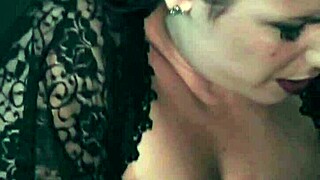 Emme white recebe visita em seu quarto e acaba delirando de tesão