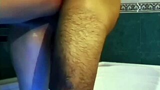Amateur girl’s sexy bath time scene