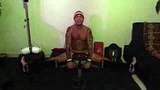 Italian pornstar Maxxx Loadz stretches tight in gym machine! 💪