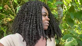 Eu e meu amigo levamos a pretinha gostosa para cachoeira e demos pau para ela 😏