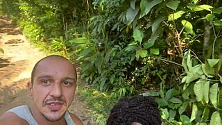 Eu e meu amigo levamos a pretinha gostosa para cachoeira e demos pau para ela 😏