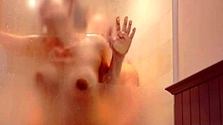 Vợ Ụp Bị Ĩt Trong Phòng Tắm