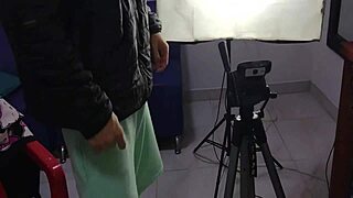 Entro al Cuarto de Mi Hermanastra Mientras Estaba Haciendo Sus Tareas del Colegio y en Vez de Hacer las Tareas Me Empieza a Seducir - Valentinahot