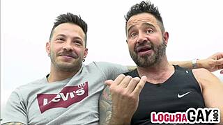 Locuragay - john brachalli folla duro con martin mazza en el sofa