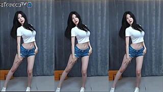 Korean Girl Dances Sensually on Phone - HOT MAGIC!
