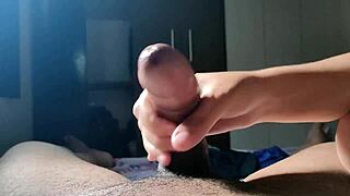 Sendo masturbado até gozar pela Bailey Quinn's monster cock massage