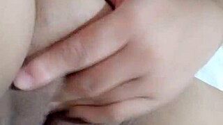 dedilhando minha boceta molhada na cama 😍