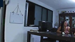 encuentro a mi vecina curvy y la llevo a casa para fotos