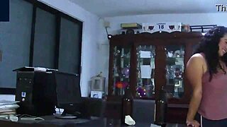 encuentro a mi vecina curvy y la llevo a casa para fotos