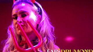 Diaba loira masturbating with anal plug 😈