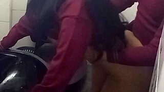 Cámara Graba A Alumnos En El Baño Del Instituto Encontramos Un Baño Solo Cogiendo Con Alumna En El Baño Video Casero