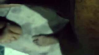 Débora andrade coloca o pauzão preto na boca no chão do banheiro